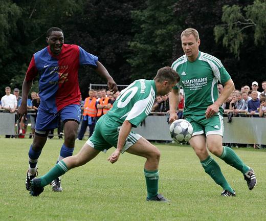 Bütti behauptet den Ball